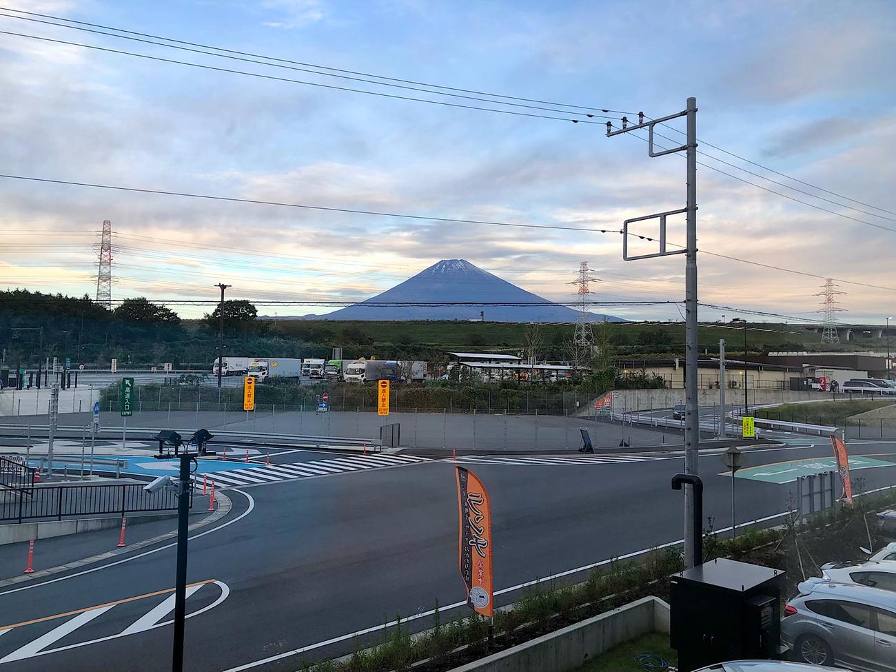 ホテルの部屋から眺める富士山