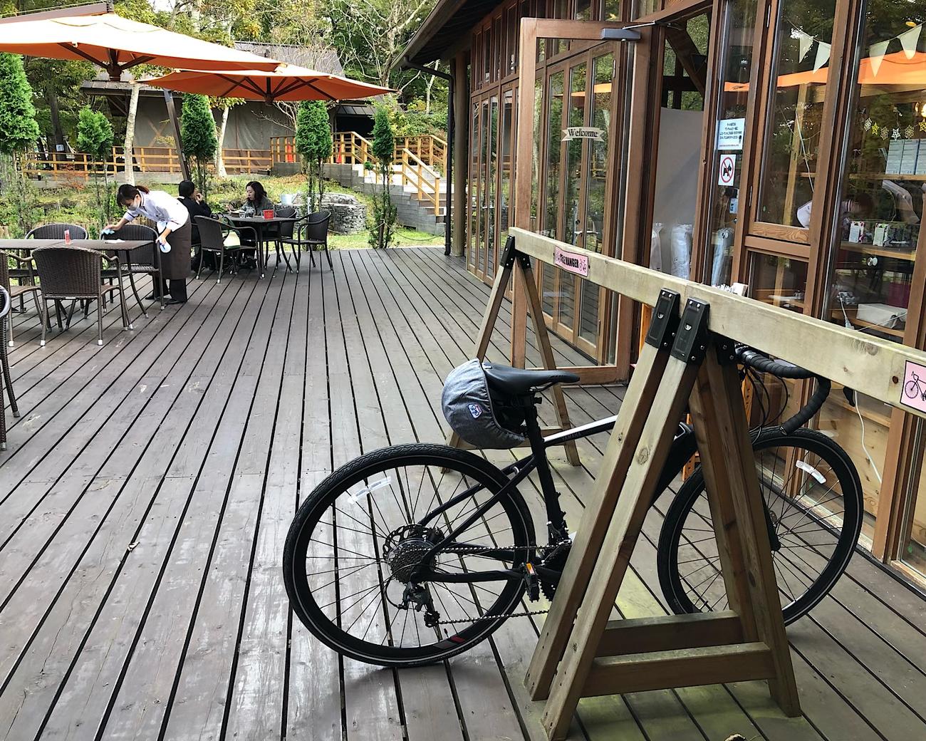 テーブルから見える場所に自転車ラックがあるのがうれしい
