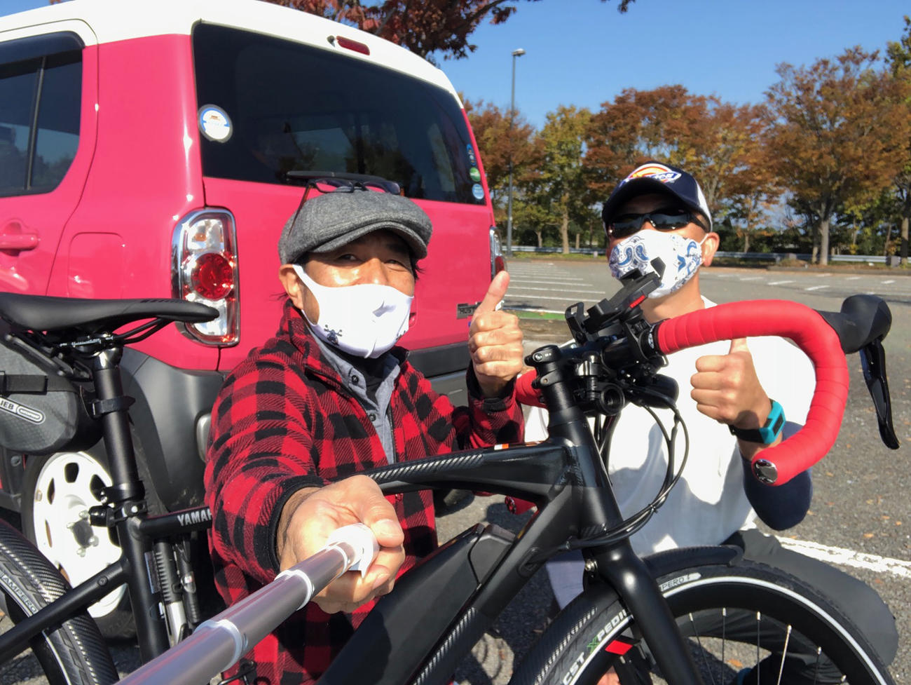 Yさんと一緒に記念撮影。シャイなYさんはサングラスで