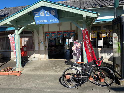 三峰口駅の駅には鉄道むすめの看板も