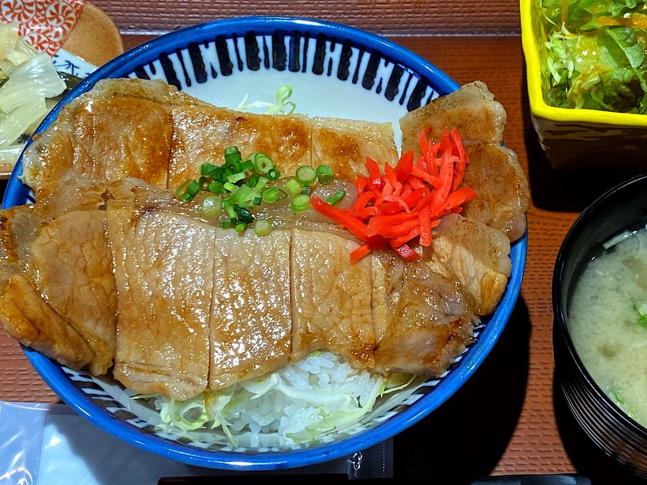 せかい豚味噌丼の並サイズ。漬物もおいしかった