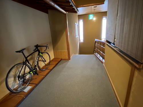 老舗の旅館を改築したホテル。廊下に自転車がオシャレ