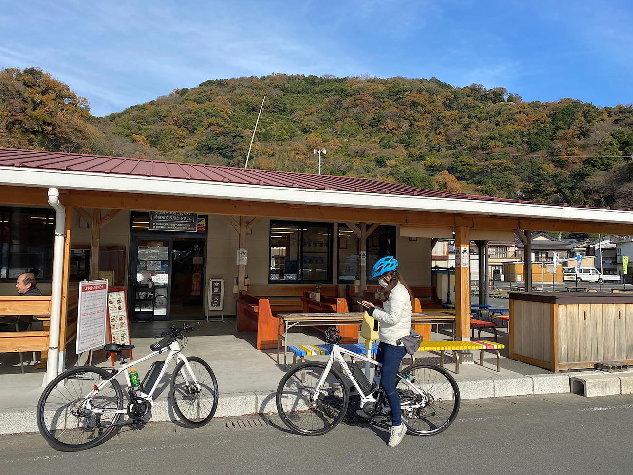 内浦漁協直営の食堂「いけすや」で昼ごはんにする
