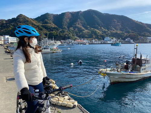 E-Bikeを止めて内浦湾を眺めるヒロコ