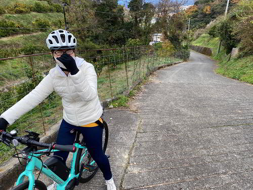 急勾配の上り坂が続くとさすがに呼吸が荒くなる