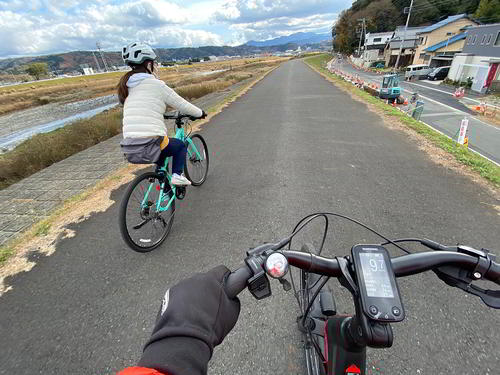 河原の道をE-Bikeで爽快に走り抜ける