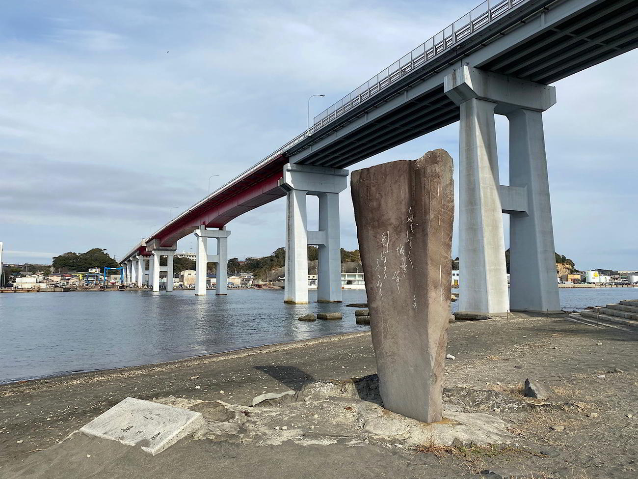 城ケ島大橋のたもとに建てられた北原白秋の歌碑