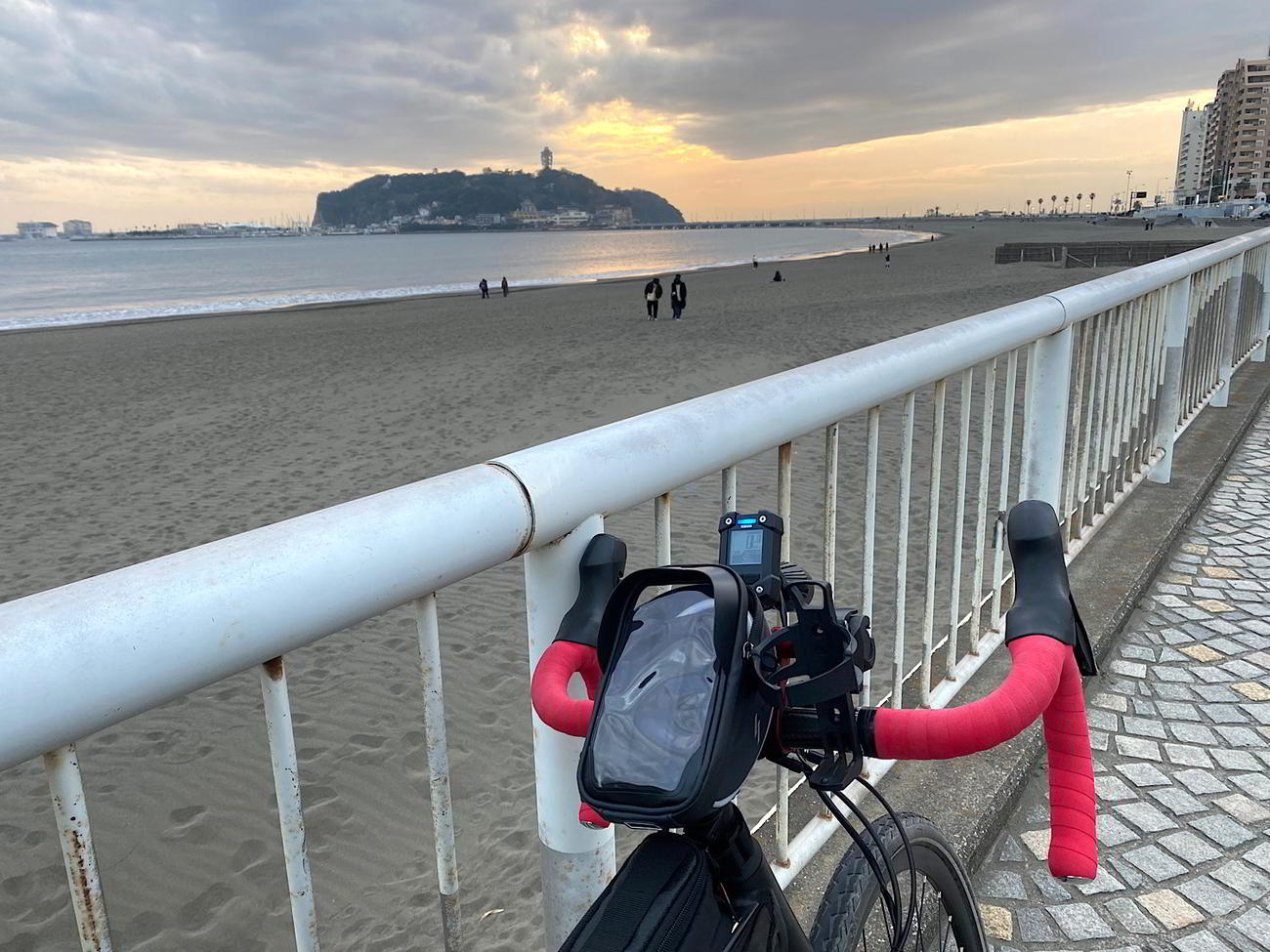 江の島まであと少しのところまで来た。日が沈み、あたりも徐々に暗くなってきた
