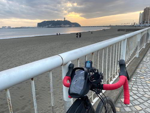 江の島まであと少しのところまで来た。日が沈み、あたりも徐々に暗くなってきた
