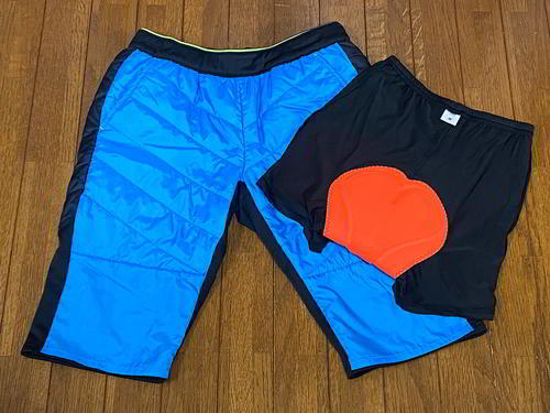 夏はハーフパンツが快適。右はパッド入りのインナーパンツ