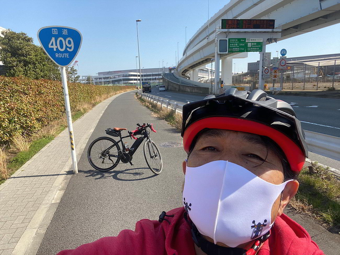 歩道に国道409号の標識がニョキリ