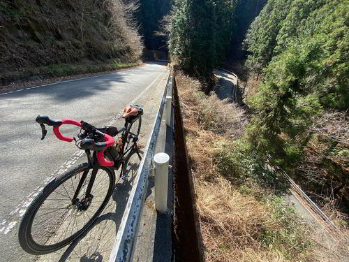 和田峠へ続く県道は景色の変化が楽しめる