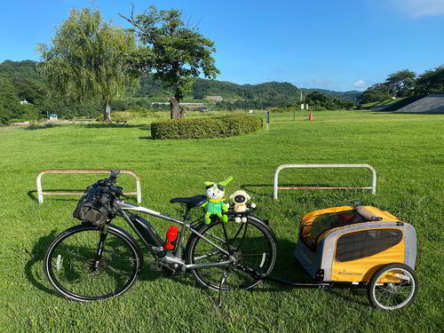 この装備でサイクルトレーラーを引くのでかなり重装備になる