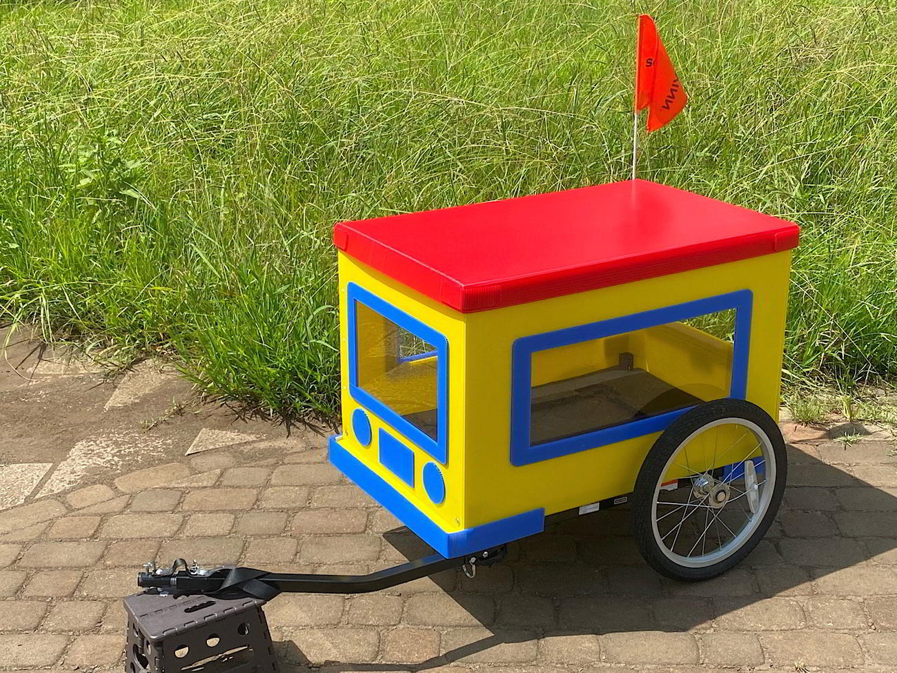 完成したサイクルトレーラースタイルのミニバス