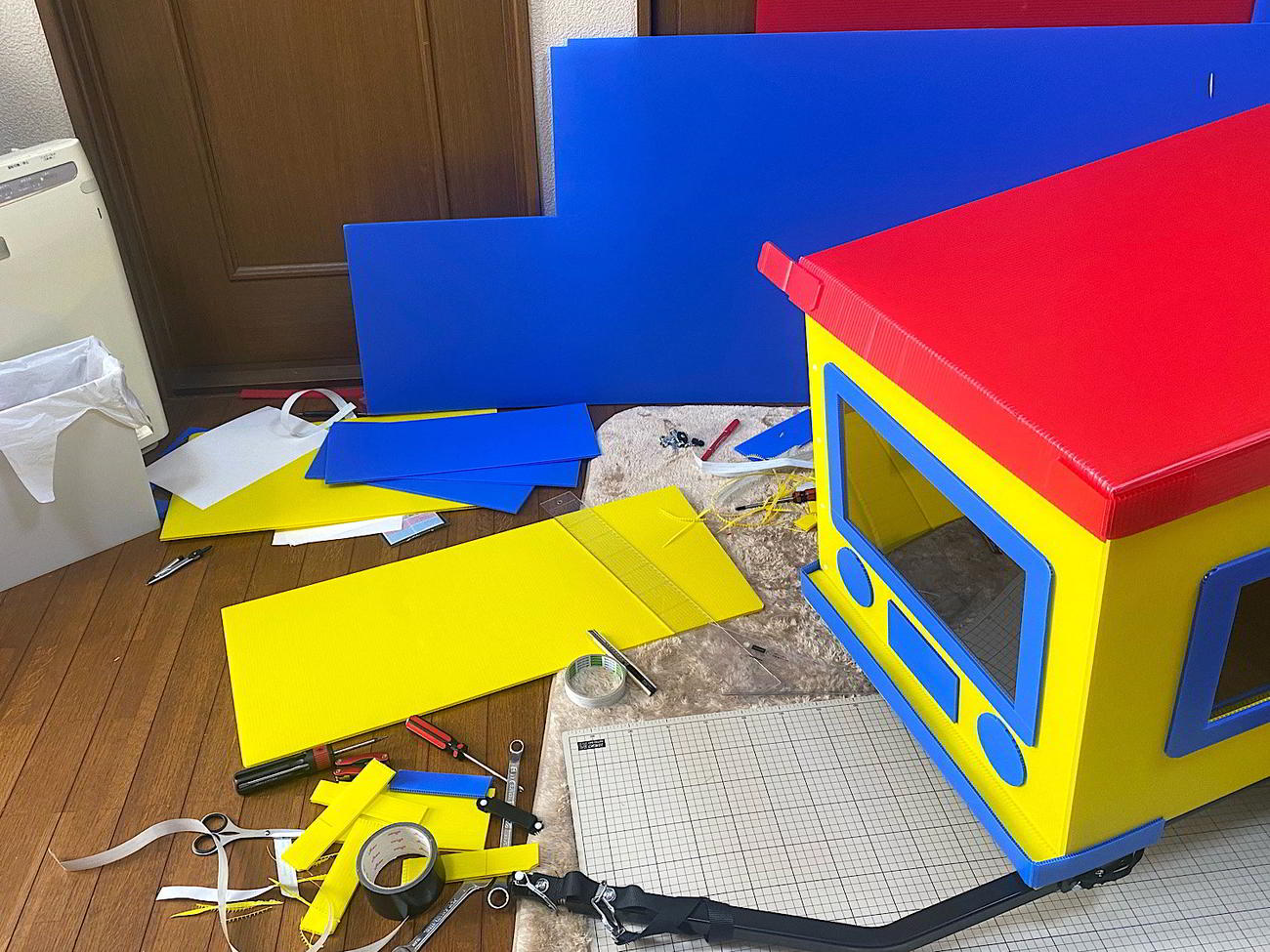 巨大なプラダンや作業用品で部屋の中がいっぱいになった