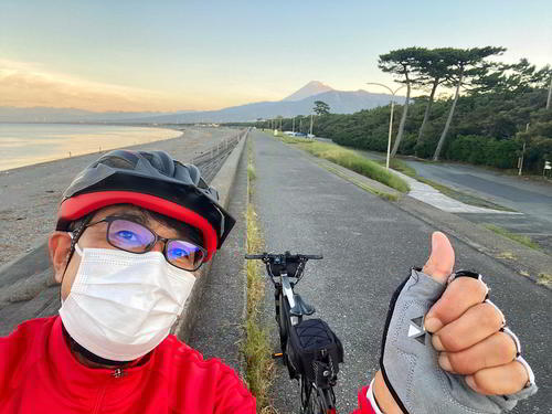 松林が続く千本松原がスタート地点。ここから富士山新五合目を目指す
