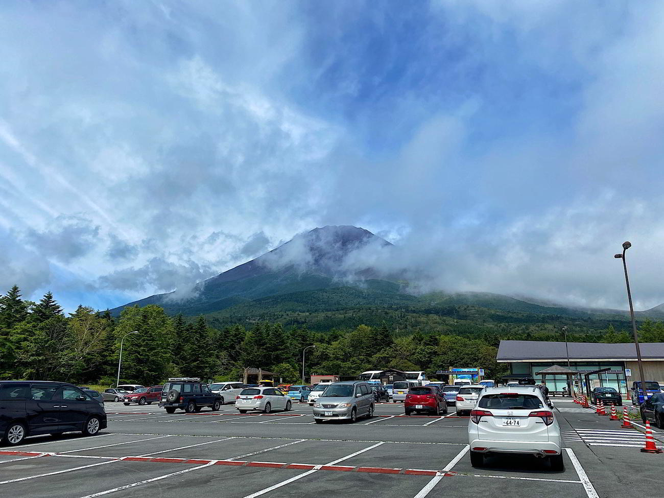 雲が切れて富士山が姿を現した。「水の塚駐車場」にて