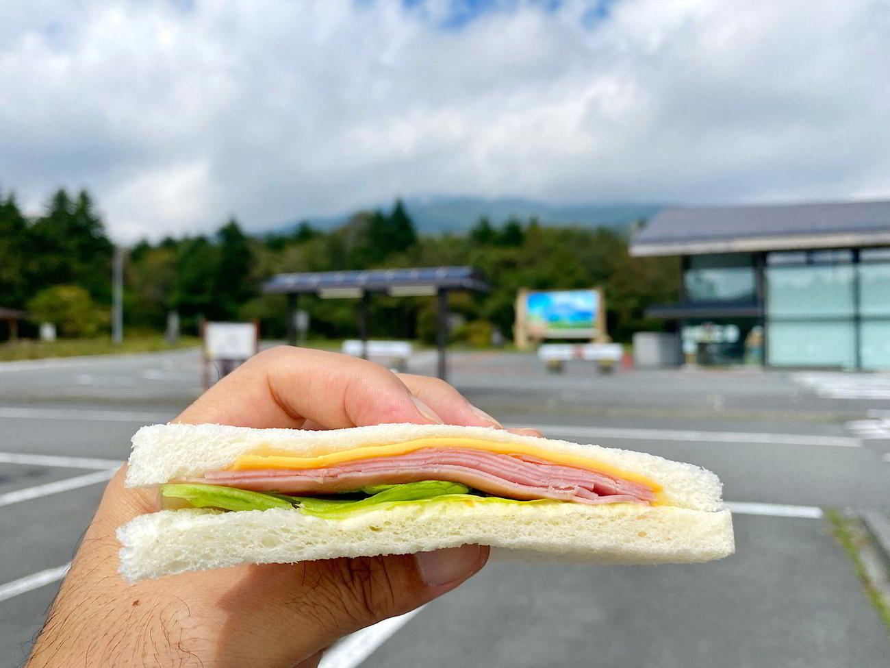 水ヶ塚駐車場でサンドイッチ、これが最後の休憩