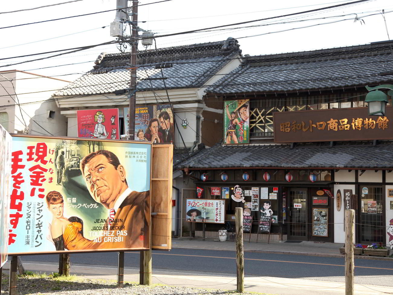 2016年に訪れたときは、こんな風に青梅のあちこちに映画館看板があった