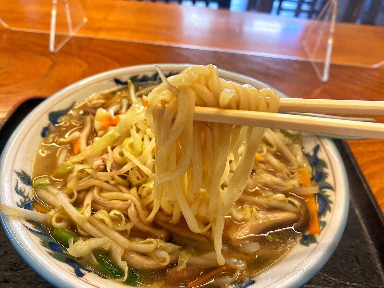 本日の昼ごはんはみたけラーメンと餃子