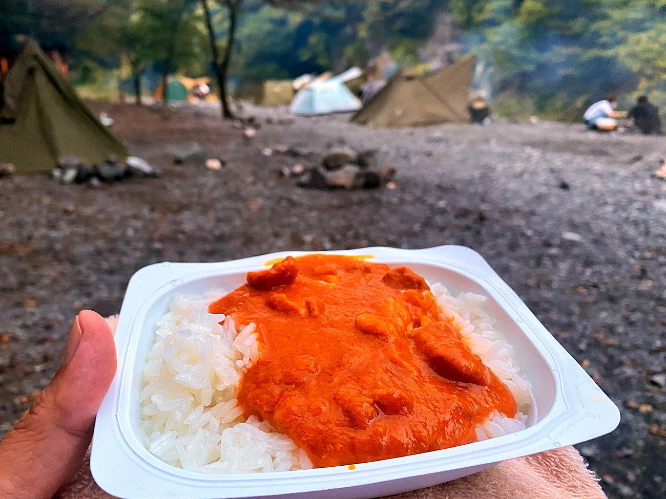 キャンプならレトルトカレーがごちそうになる(笑)