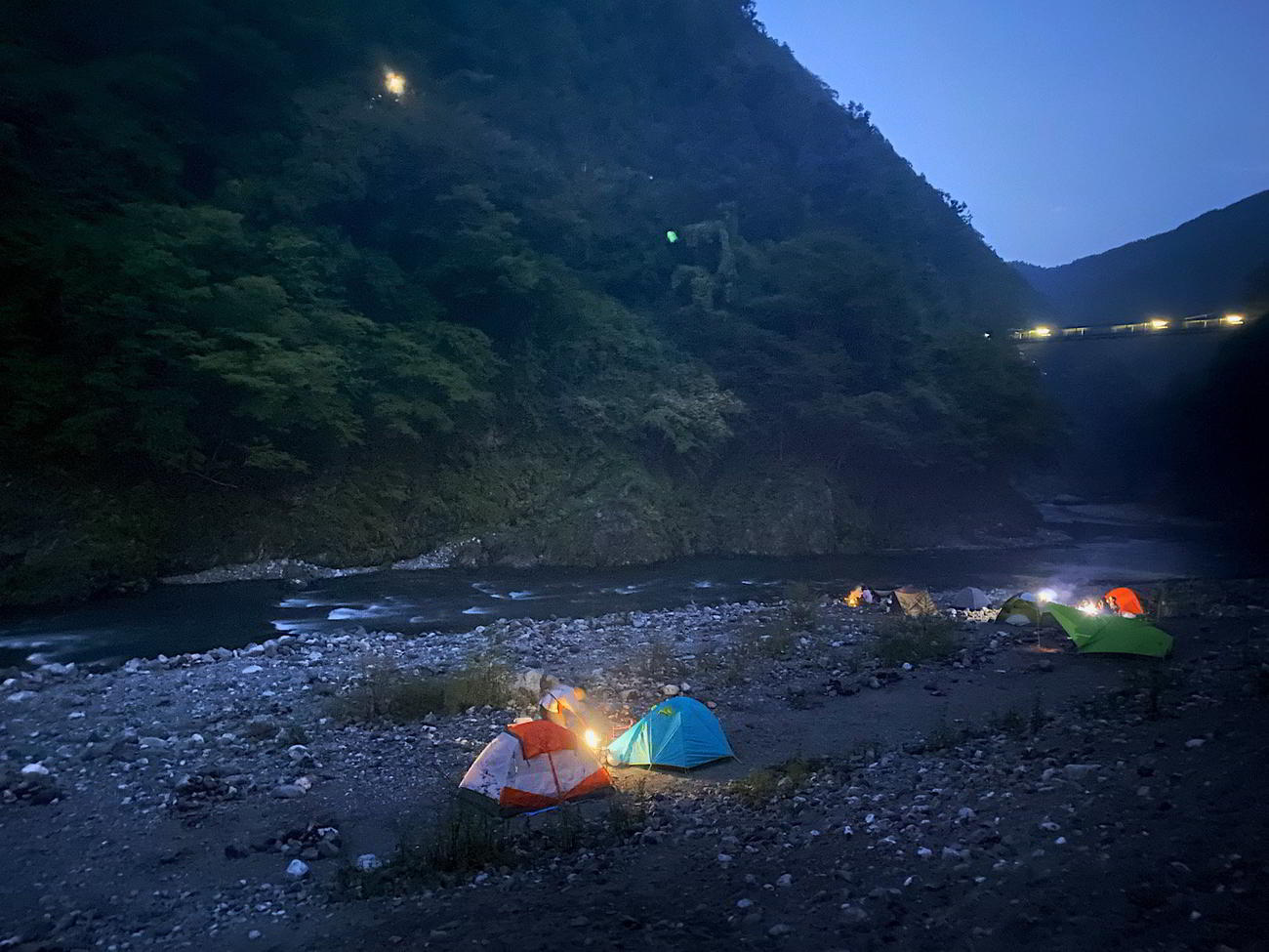 それぞれの夜がゆっくり過ぎて行く