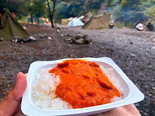 キャンプならレトルトカレーがごちそうになる(笑)