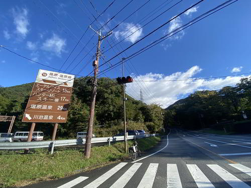 ここが国道121号と「日塩もみじライン」の分岐点