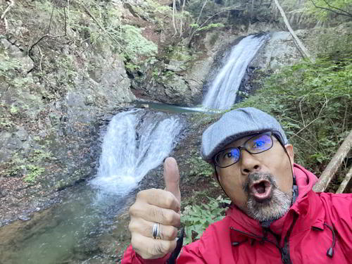 「太閤下ろしの滝」の前で記念写真。まだまだ元気だ