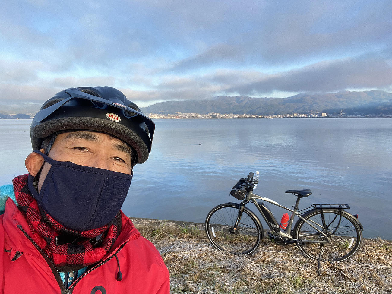 湖の南部から一周の旅が始まる。今回は走行距離が短いので軽装にした
