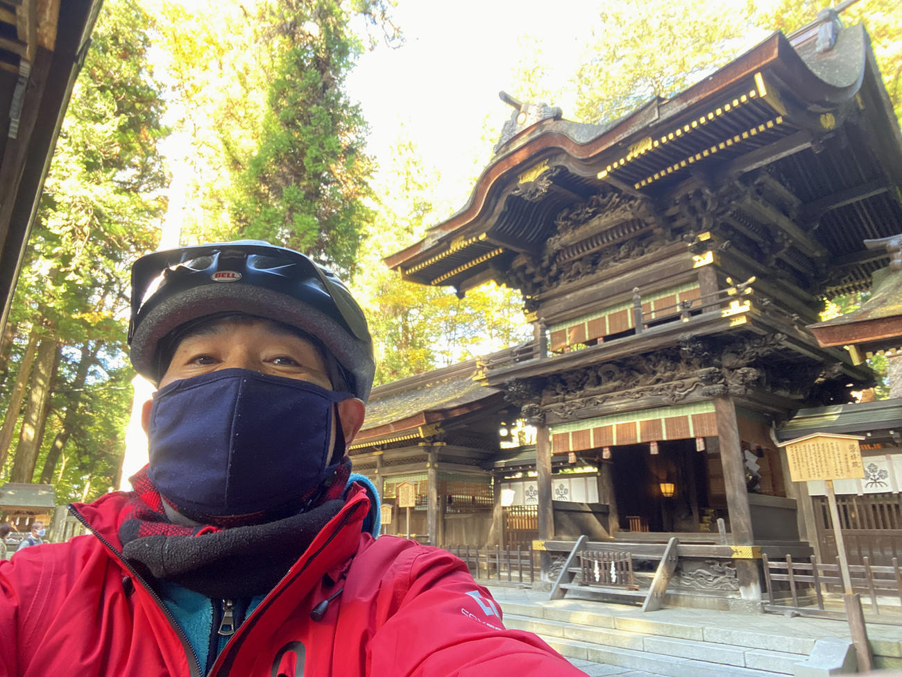 諏訪大社の二社四宮のひとつ、下社春宮の拝殿の前で自撮り記念写真