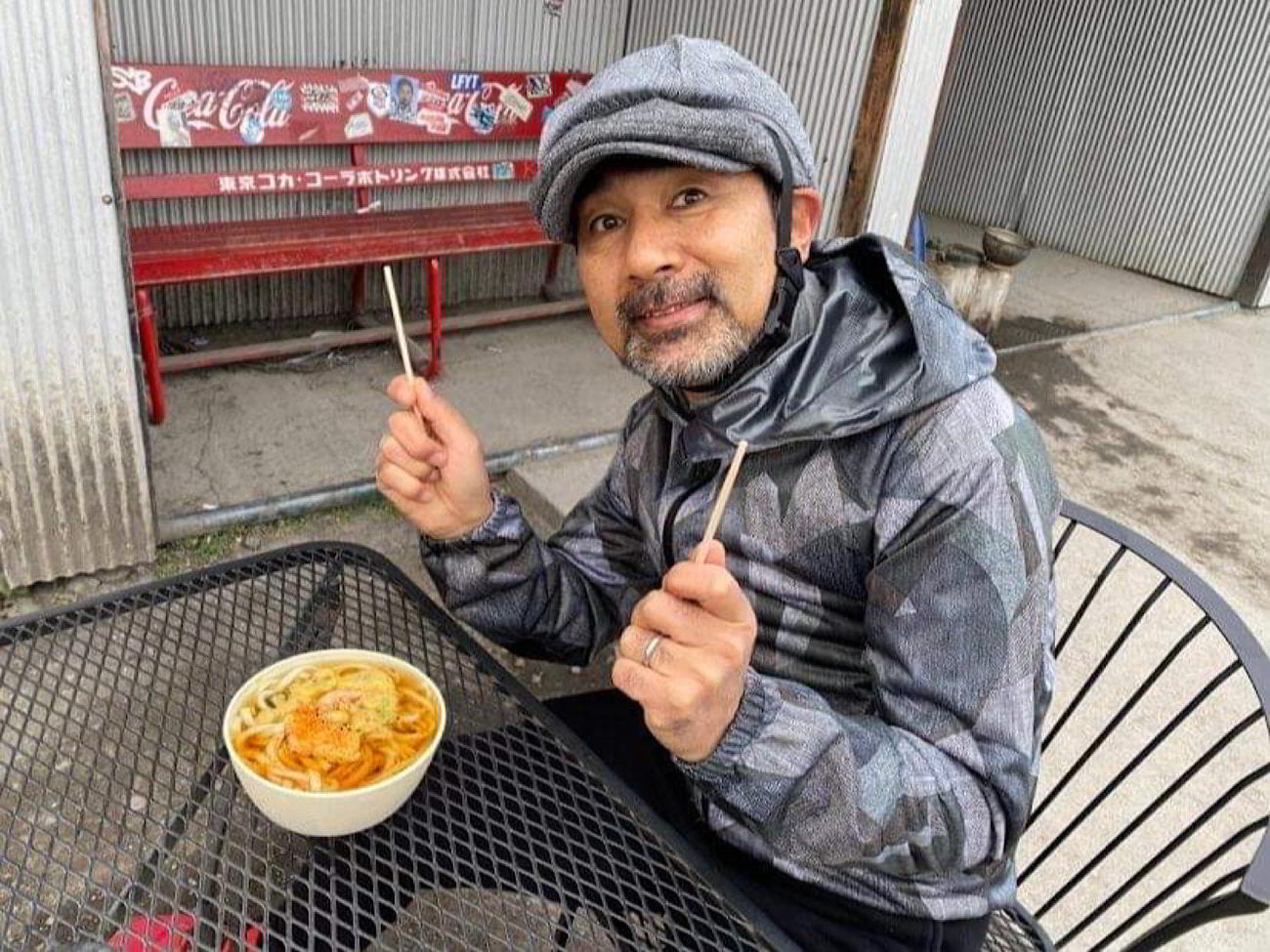 前回食べられなかった自販機『天ぷらうどん』を食べました。寒い日に食べるうどんは最高！
