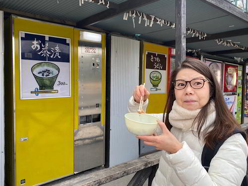 自販機の『お茶漬け』には焼き鮭が入っていました。思っていたよりも本格的です
