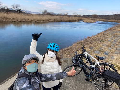 相模川のほとりで休憩。今年最初の夫婦で行くE-Bikeツーリングとなった