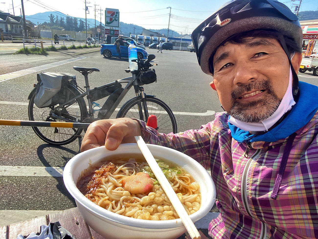 国道412号沿いのセブン―イレブンの駐車場にある、せき麺の釜揚げうどんが今日の朝ごはん