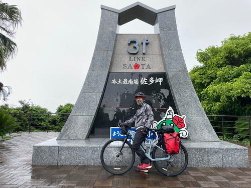 佐多岬と書かれたモニュメントの前をスタート
