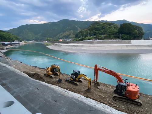球磨川はあちらこちらで河川工事中