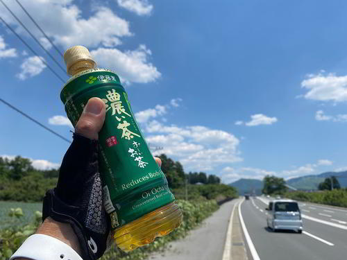 通りすがりの車が「俺も昔自転車旅したよー」といいながらお茶を差し入れてくれた