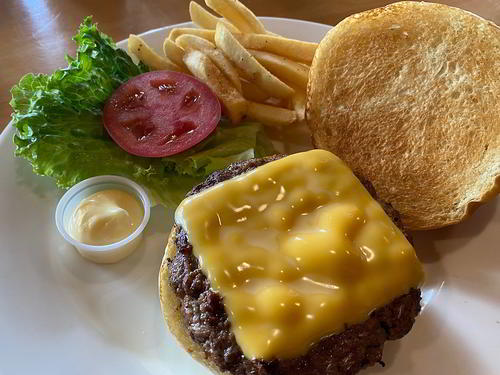 ストロングボスサルーンのチーズバーガーは絶品