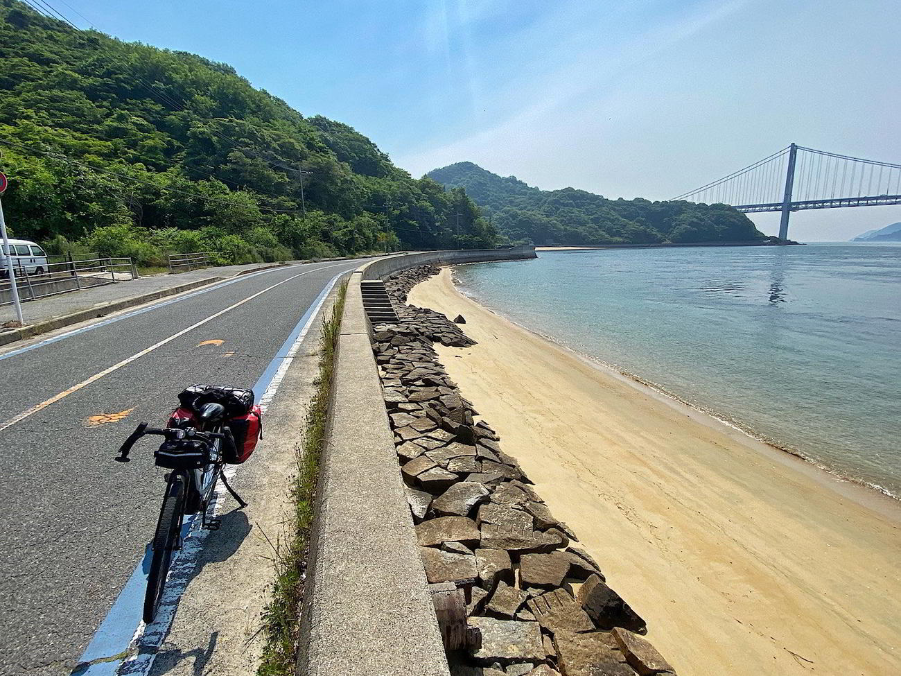 島の海岸線は車も少なく気持ちがいい