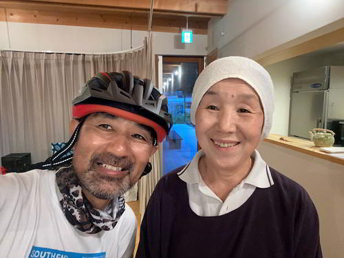 木頭村の「ゲストハウスはなれ」のオーナー中野みね子さんとパチリ