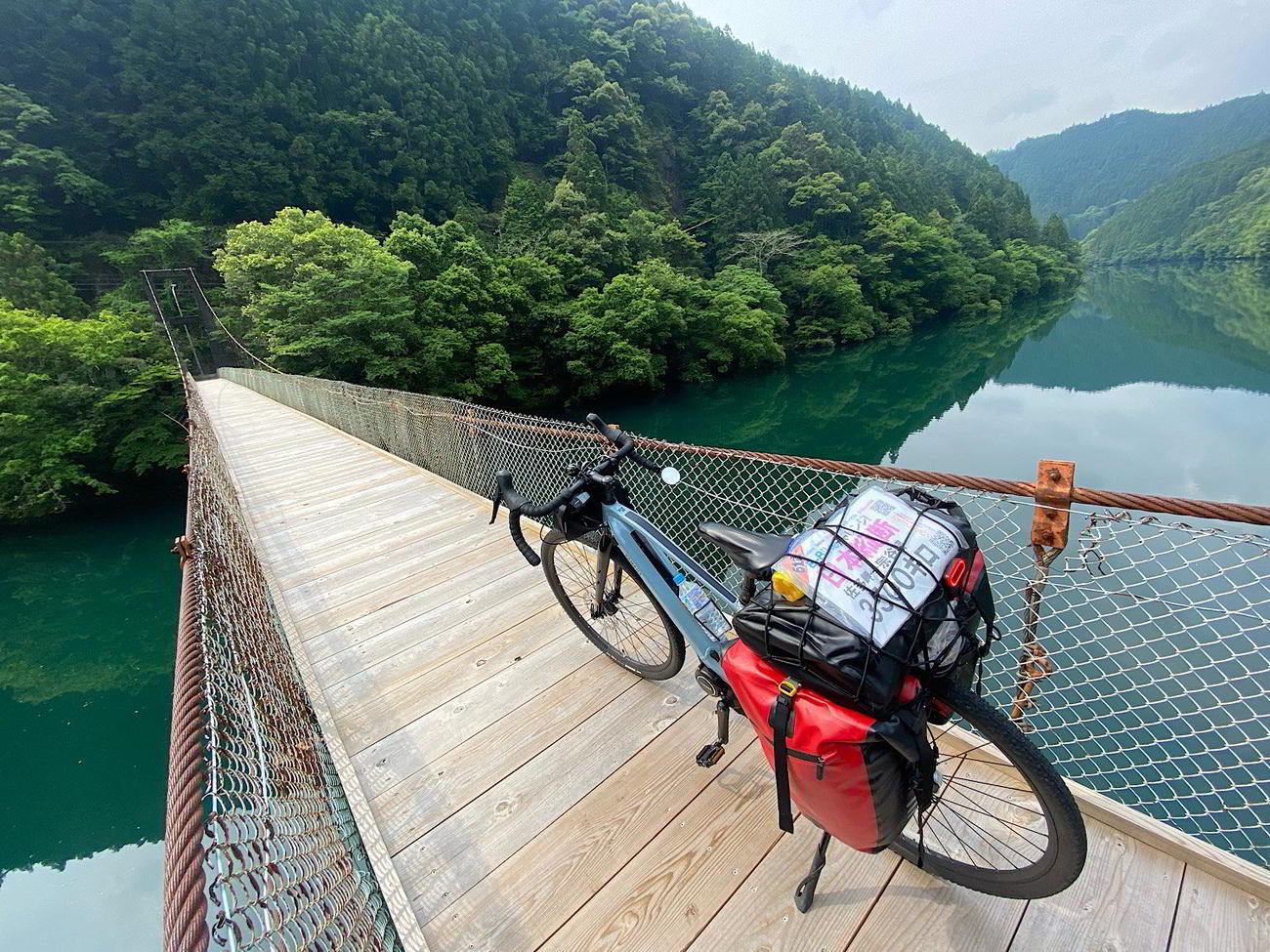 四国の山の中で見つけた吊り橋。恐怖…