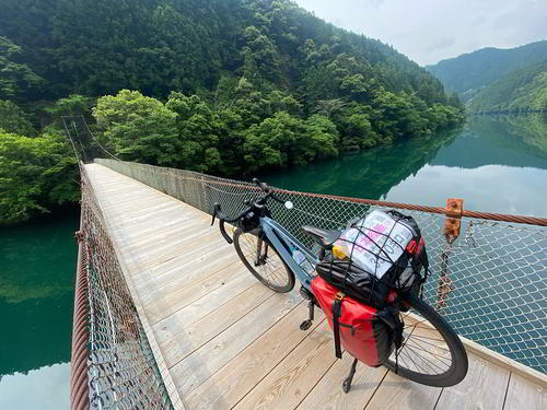 四国の山の中で見つけた吊り橋。恐怖…