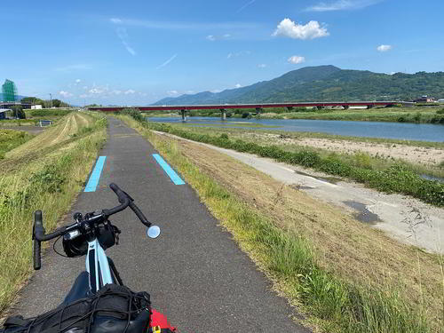 紀の川沿いの道を気持ちよく走る
