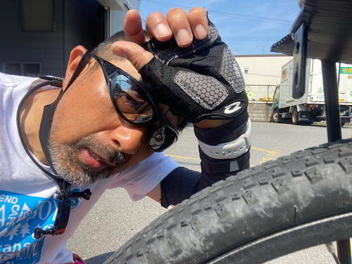 まさか!旅初めてのパンク!もちろん自分で修理する