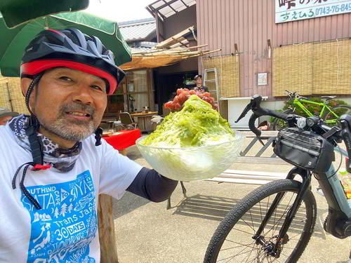 暗峠の茶屋でかき氷を祝杯をあげた