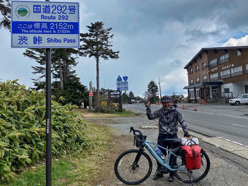 国道最高地点の渋峠にE-Bikeでたどり着いた