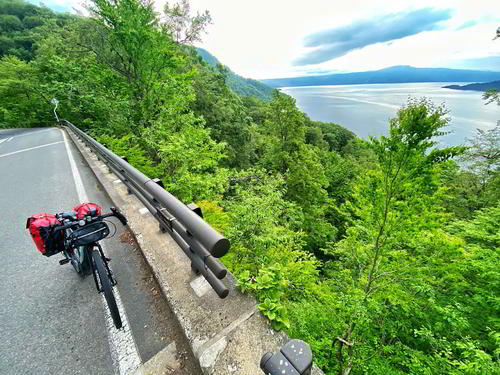 この日2つ目の峠、発荷峠を越えると十和田湖が見えてきた