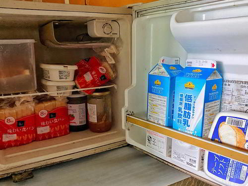 無人宿の冷蔵庫には無料の食料がいっぱい