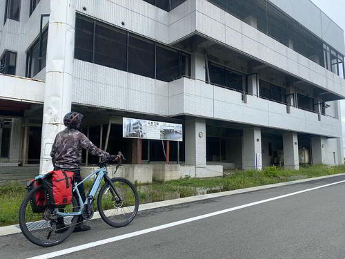 東日本大震災の被害にあったビルが残っている